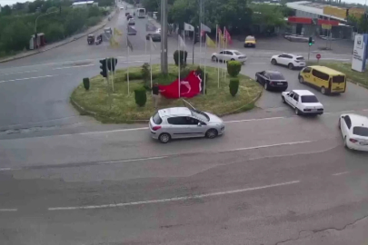Akan trafiğe rağmen 1 dakika içerisinde Türk bayrağını yerden kaldırdılar
