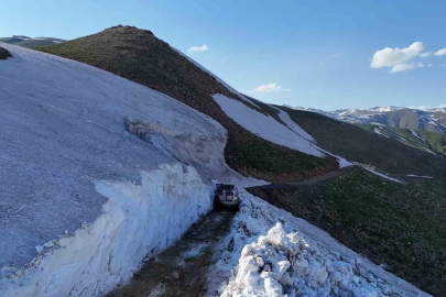 Hakkari’de 5 metreyi bulan karda yayla yolları açılıyor
