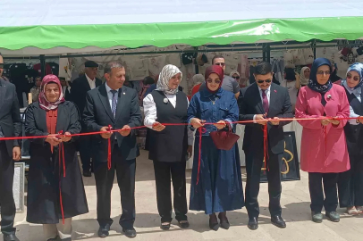 Özalp Halk Eğitim Merkezi Müdürlüğünün yılsonu sergisi yoğun ilgi gördü
