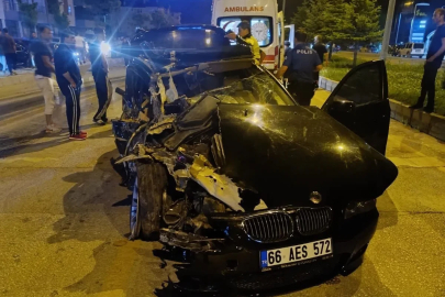Minibüs ve otomobil çarpıştı: 2 kişi yaralandı

