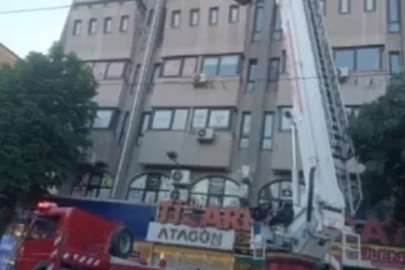 Binanın dış cephesindeki beton parçalar yayaların arasına düştü
