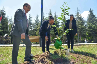 Bilecik’te ’Kampüsü Ağaçlandırıyoruz’ sloganıyla fidanlar toprakla buluştu
