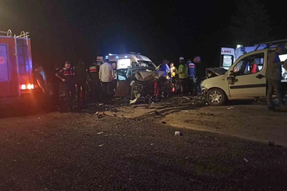 Sivas’ta iki araç kafa kafaya çarpıştı: 4’ü ağır 8 yaralı
