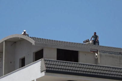 Alanya’da bunalıma girip çatıya çıkan şahsı polis ekipleri ikna etti

