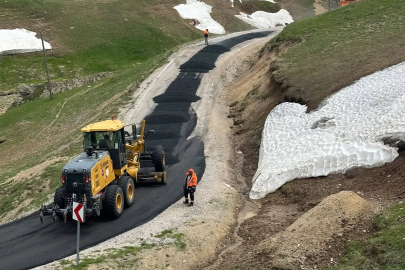 Karayolları Bayburt ekipleri Balahor yolunu asfaltlıyor

