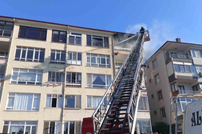 Yangında mahsur kalan kadın ve çocuk kurtarıldı

