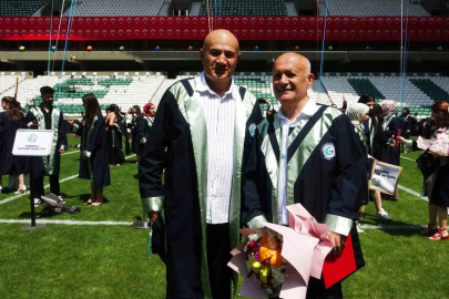 Giresun Üniversitesi’nin en dikkat çeken mezunları oldular: Biri 40 yıllık gazeteci, diğeri 5 çocuk babası fındık üreticisi
