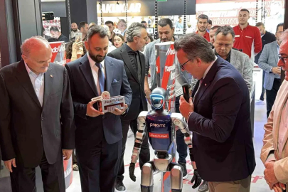 Mağazasının anahtarını "G1" robotu teslim etti

