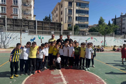 Emniyet Müdürü Özcan miniklerle futbol oynadı
