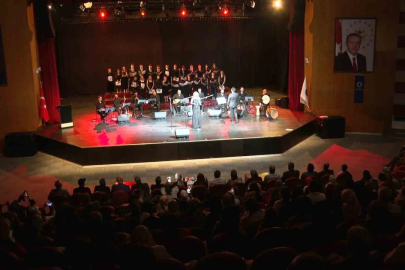 TRT Erzurum Radyosu Gençlik Korosu’ndan muhteşem yıl sonu konseri
