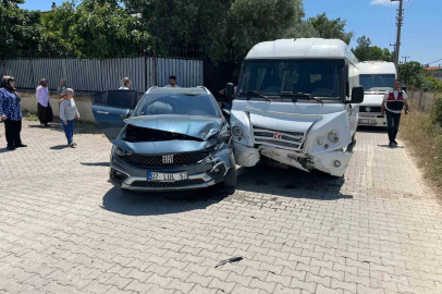 Antalya’da okul servisi otomobille çarpıştı: 7’si anaokulu öğrencisi 9 yaralı
