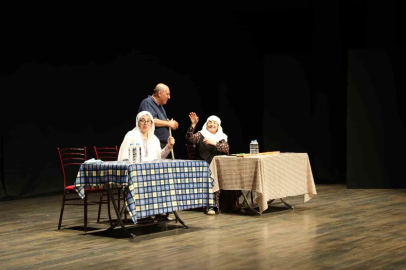 Aydın’da ’Lokanta’ oyunu tiyatroseverlerden tam not aldı
