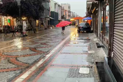 Edirne’de yağmura yakalanan vatandaşlardan ilginç çözüm
