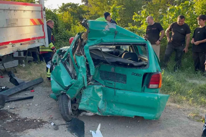 Ordu’da minibüs park halindeki araçlara çarptı: 3 yaralı
