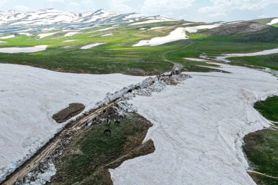 Van’da haziranda 3 metreyi bulan karda yol açma çalışması
