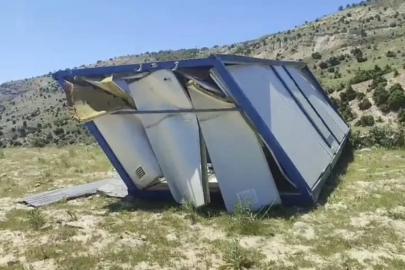 Şiddetli rüzgar konteyneri 100 metre sürükledi
