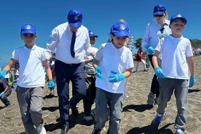 Dalgıçların 5 dakikada deniz altından çıkardığı çöpler hayrete düşürdü
