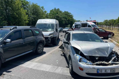 Balıkesir’de 6 aracın karıştığı zincirleme kaza: 2 yaralı
