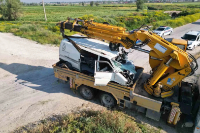 Yolcu treni hemzemin geçitte sıkışan kamyoneti yaklaşık 200 metre sürükledi
