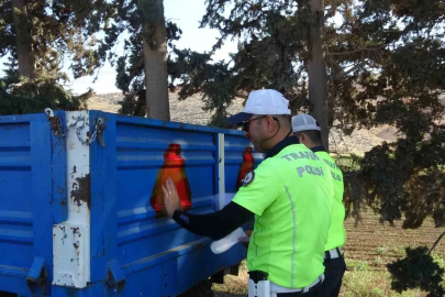 Hasat döneminde yaşanan kazaların önüne geçmek amacıyla traktörlerdeki reflektörler kontrol edildi
