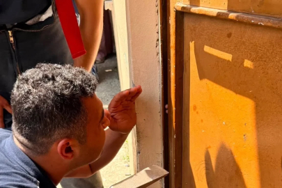 Parmağı kapıya sıkışan çocuğun imdadına itfaiye yetişti
