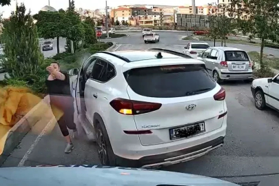 Trafikte yol kesip tepki gösteren sürücü kamerada
