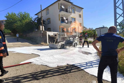 Elazığ’da yanan araç küle döndü
