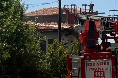 Çocuğun oynadığı ateş evi yaktı
