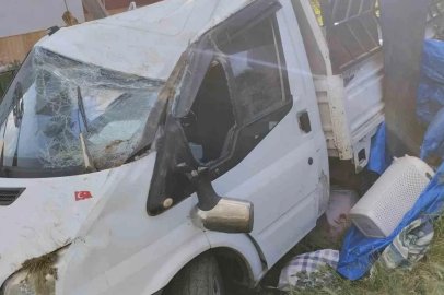 Sivas’ta kontrolden çıkan kamyonet duvara çarptı: 4 yaralı

