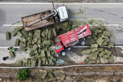 Ot balyası yüklü kamyon devrildi: Kilometrelerce araç kuyruğu oluştu

