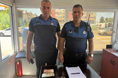 Pazarda sahte döviz ve altınlarla alışveriş yapmaya çalıştı, esnaf ve zabıtanın dikkatiyle yakalandı
