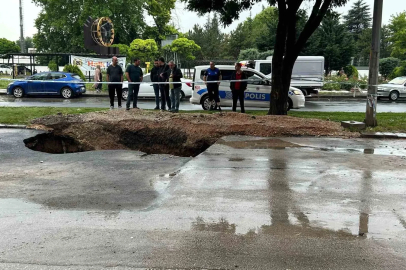Ankara’da sağanak sonrası yolda çökme meydana geldi
