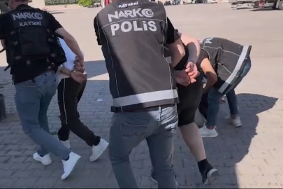 Kayseri’de aracın bagajından 4 bin 458 adet uyuşturucu hap ele geçirildi: 3 tutuklama
