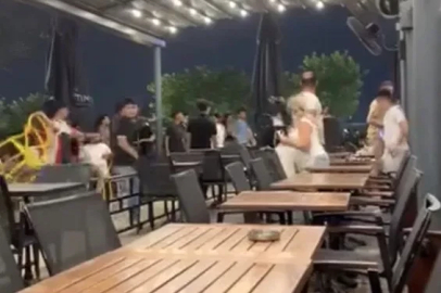 Adana’da AVM’de sandalyeli kavga: Kadınlar arada kaldı

