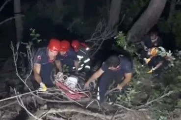 Otomobil uçuruma yuvarlandı: 3 yaralı 100 metrelik uçurumdan kurtarıldı
