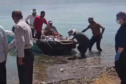 Siirt’te bahçede fenalaşan hasta, tekneyle ambulansa ulaştırıldı
