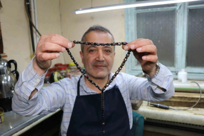 Ustasından Türkiye’de bir ilk: Balık taneli Oltu taşı tespihi yaptı
