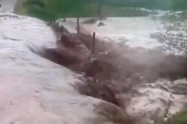 Osmaniye’de sağanak yağış sonrası dere taştı
