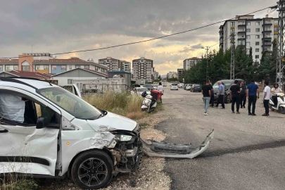 İki hafif ticari araç çarpıştı: 2 yaralı

