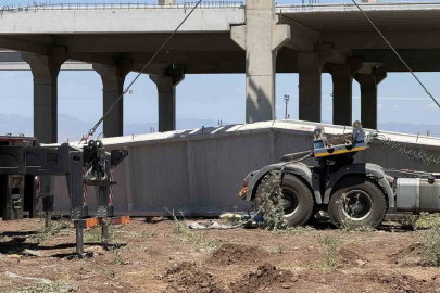 Yaklaşık 15 tonluk beton blok altında kaldılar: 1 ölü, 1 yaralı
