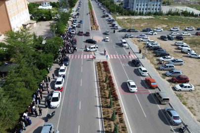 Karaman’da LGS heyecanı: Kimliğini unutan öğrencilerin yardımına polis ve veliler koştu
