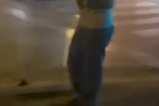 Kavga ettiği kişilere silahla saldırmaya çalıştığı iddia edilen saldırgan kamerada
