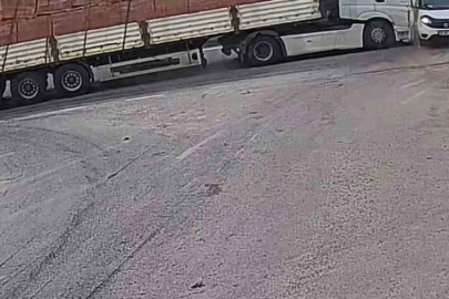 Kameralara yansıyan kaza ucuz atlatıldı: Tır, yola kayan kamyonete çarptı

