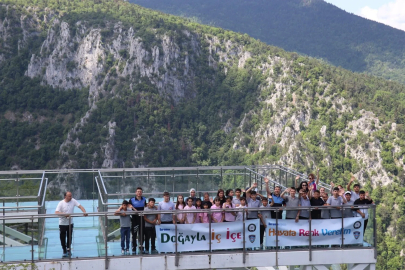 Öğrenciler 450 metre yüksekteki seyir terası ve kanyonu gezdi
