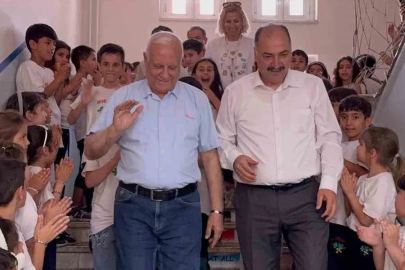 Osmaniye’de 44 yıllık öğretmen çiçekler ve meşalelerle emekliliğe uğurlandı
