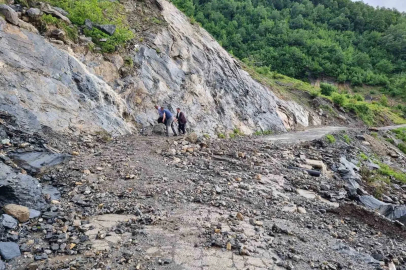 Heyelan nedeniyle kapanan köy yolunda vatandaşlar halatlarla karşıya geçti
