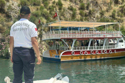 Sürüklenen teknedeki turistleri jandarma tahliye etti
