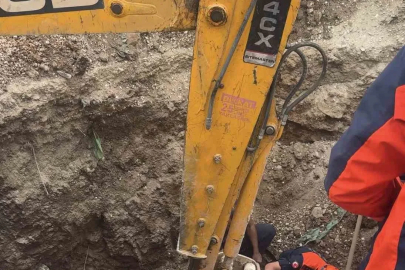 Baba ve oğlu göçük altında kaldı: 2 yaralı
