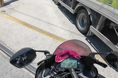 Önüne kıran kamyona çarpmaktan son anda kurtuldu

