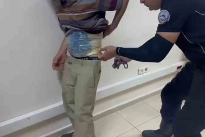 Uyuşturucuyu bantla beline ve bacaklarına saran zehir taciri hayrete düşürdü
